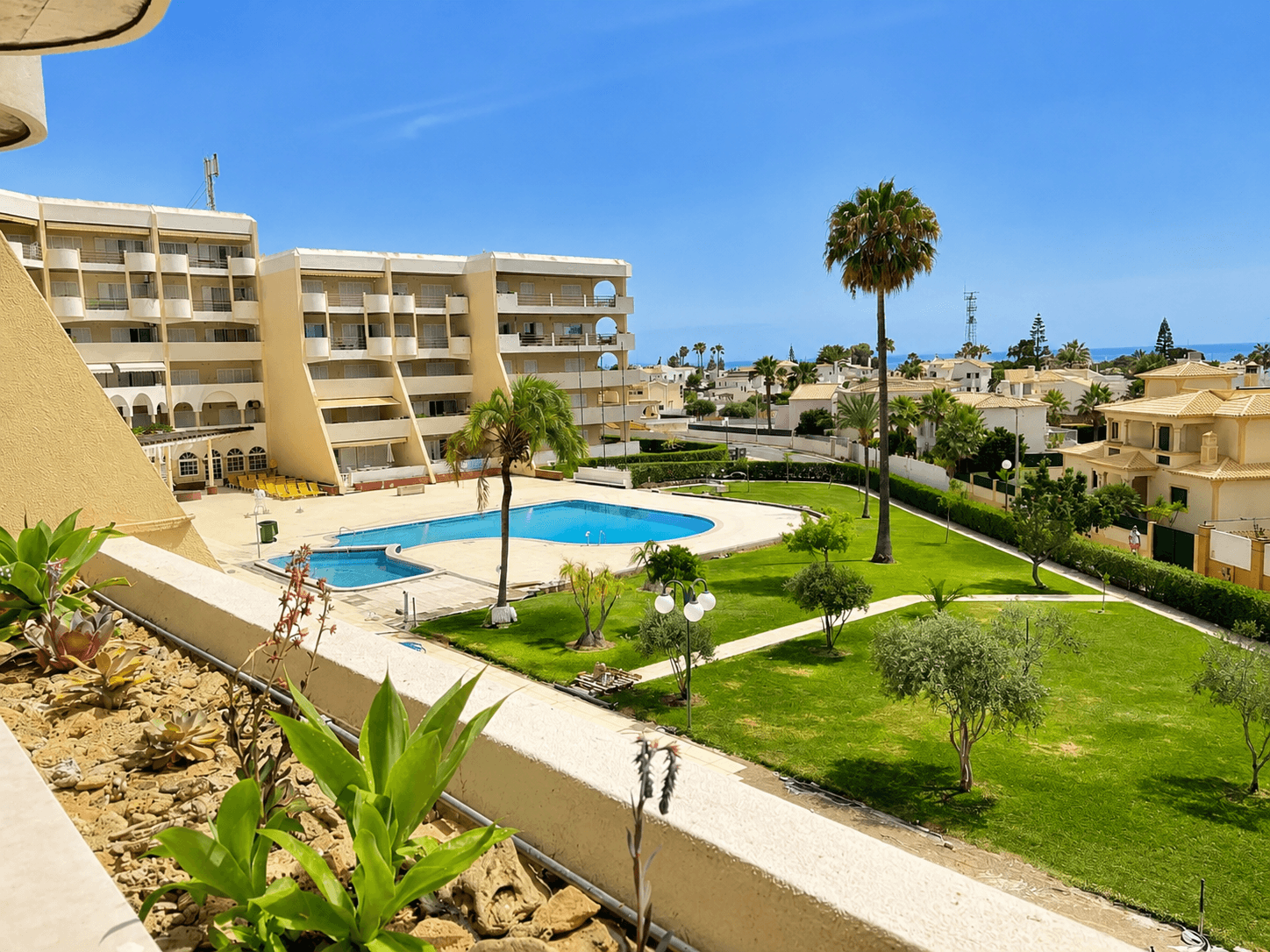 Vista real da piscina, jardins e mar na Galé Summer