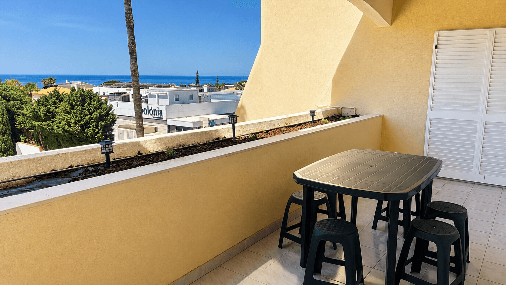 Varanda real da Galé Summer com vista para o mar
